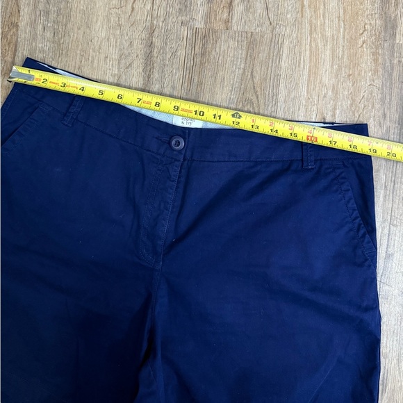 Crown and Ivy • Navy Caroline stretch shorts - Picture 2 of 8